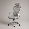 Sedia da ufficio ergonomica girevole in rete di poliestere e alluminio con poggiatesta e braccioli regolabili, grigio, bianco e argento, 66 x 66 x 112-122 cm