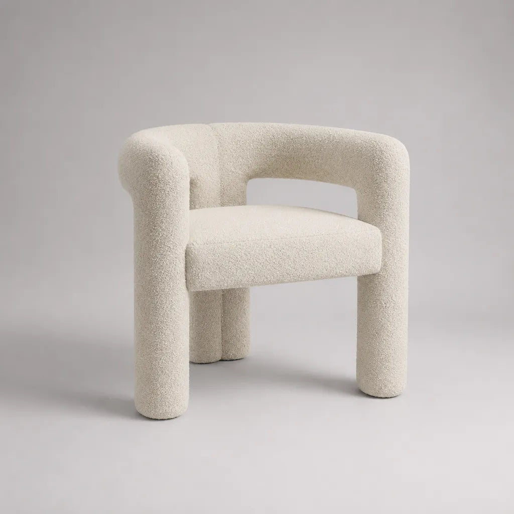 Poltrona imbottita in tessuto bouclé bianco crema con schienale curvo, 74 × 69 × 76 cm